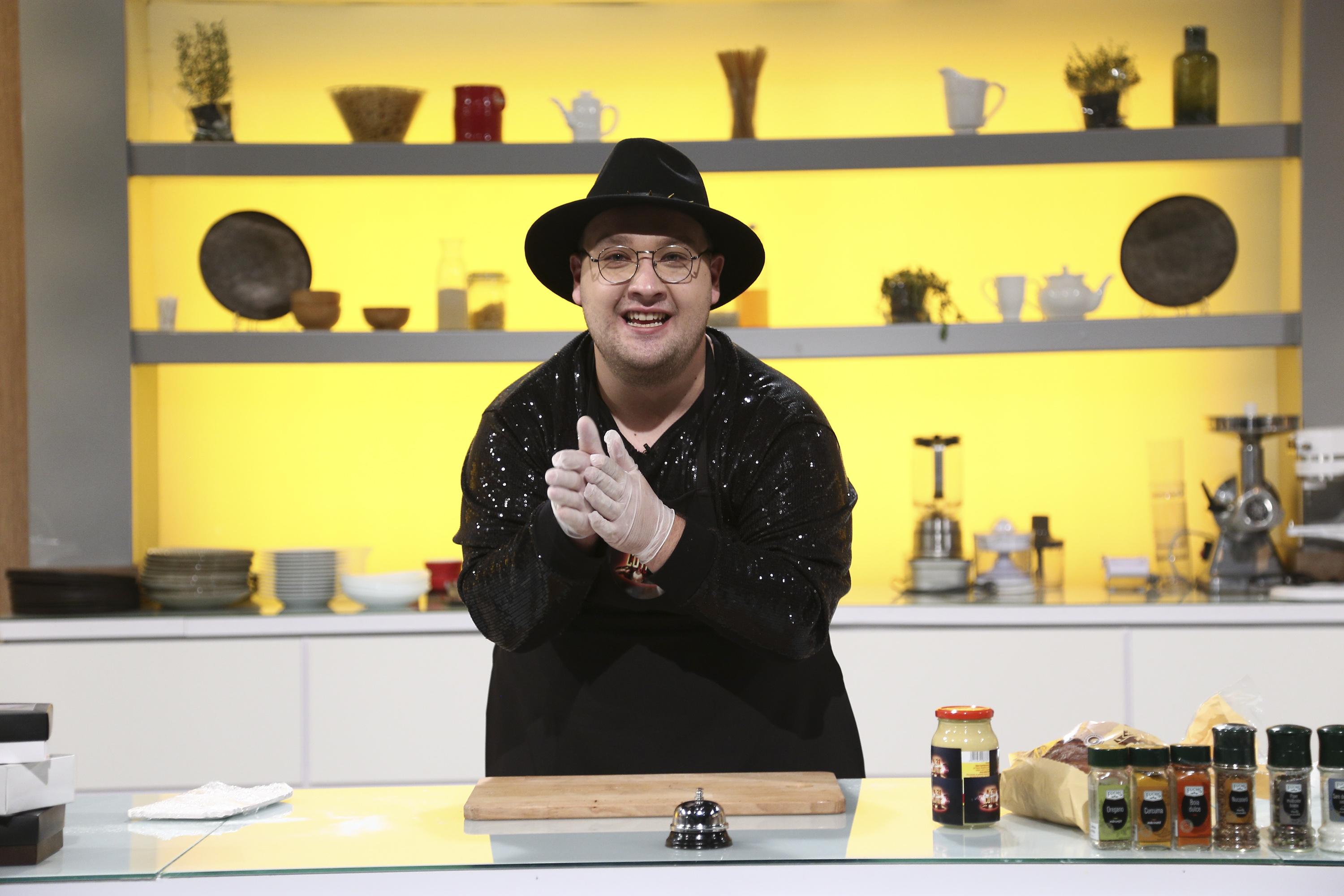 Răzvan Babană gătind în bucătăria emisiunii „Chefi la cuțit3e” sezonul 9