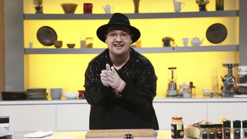 Răzvan Babană gătind în bucătăria emisiunii „Chefi la cuțit3e” sezonul 9