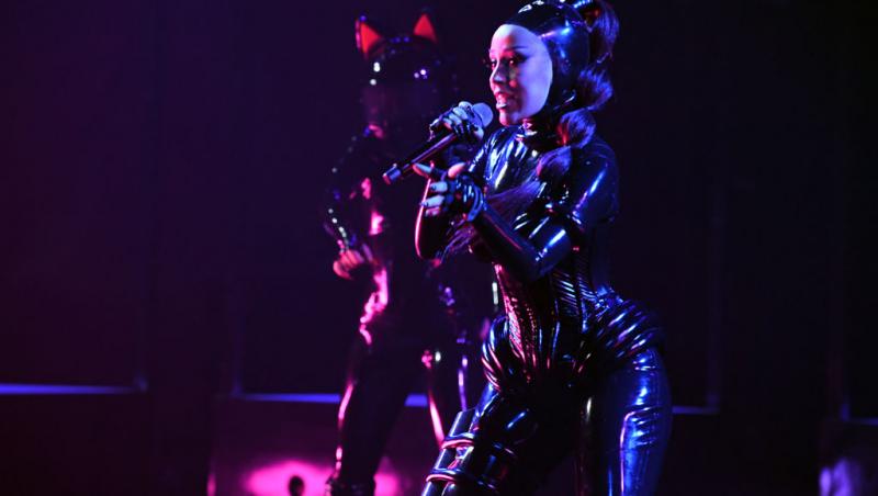 Doja Cat, într-un costum din latex, negru, pe scena premiilor Grammy