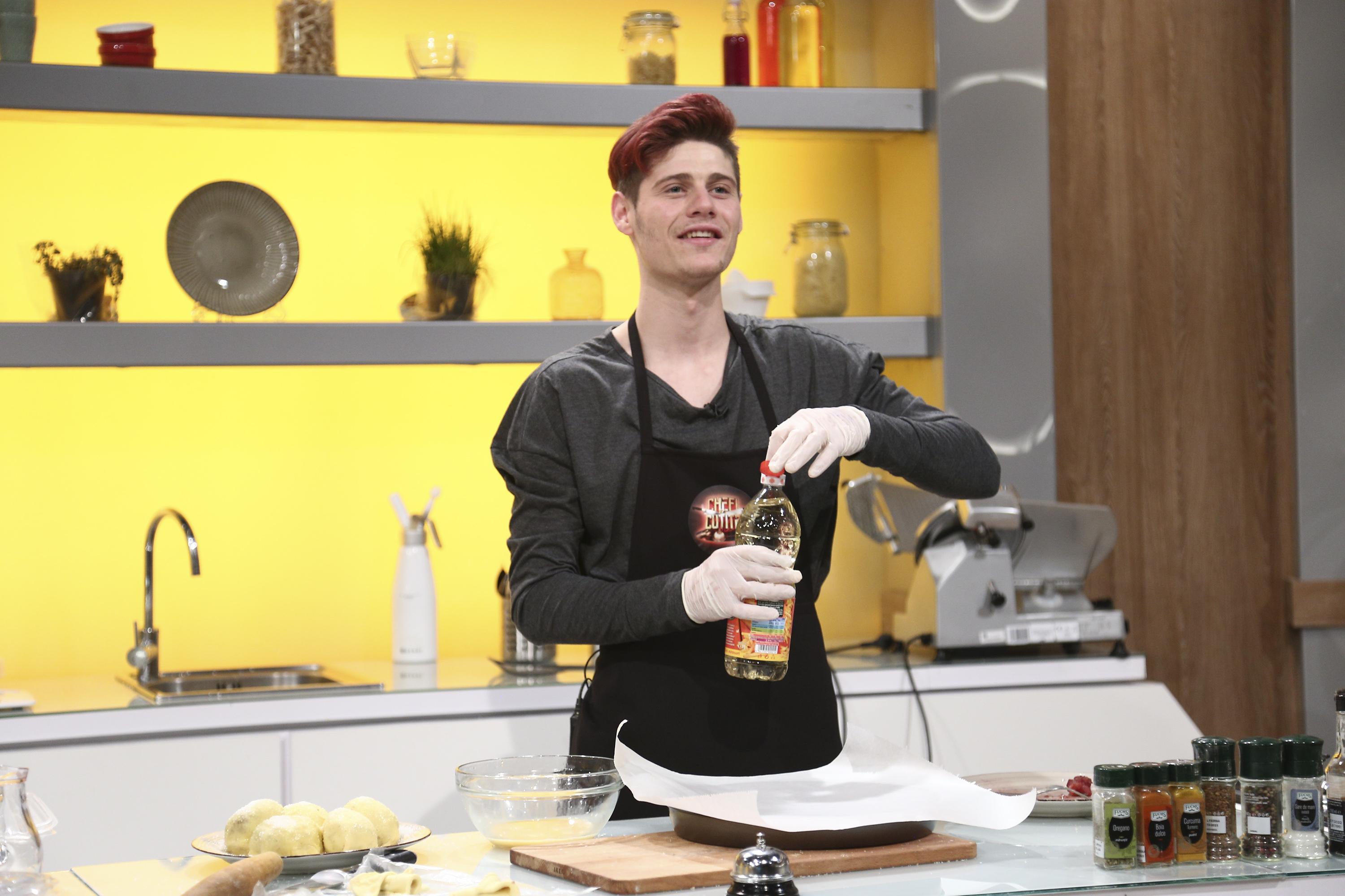 Marius Florea, gătind în bucătăria emisiunii „Chefi la cuțite”