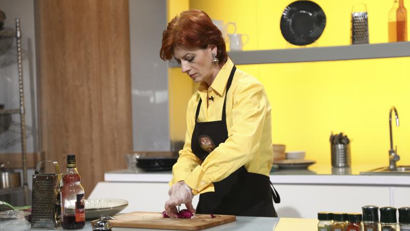 Antonela Costea gătind la Chefi la cuțite, în ediția 8 din sezonul 9