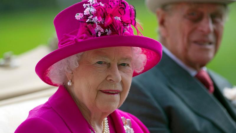 regina elisabeta in roz si printul philip pe fundal
