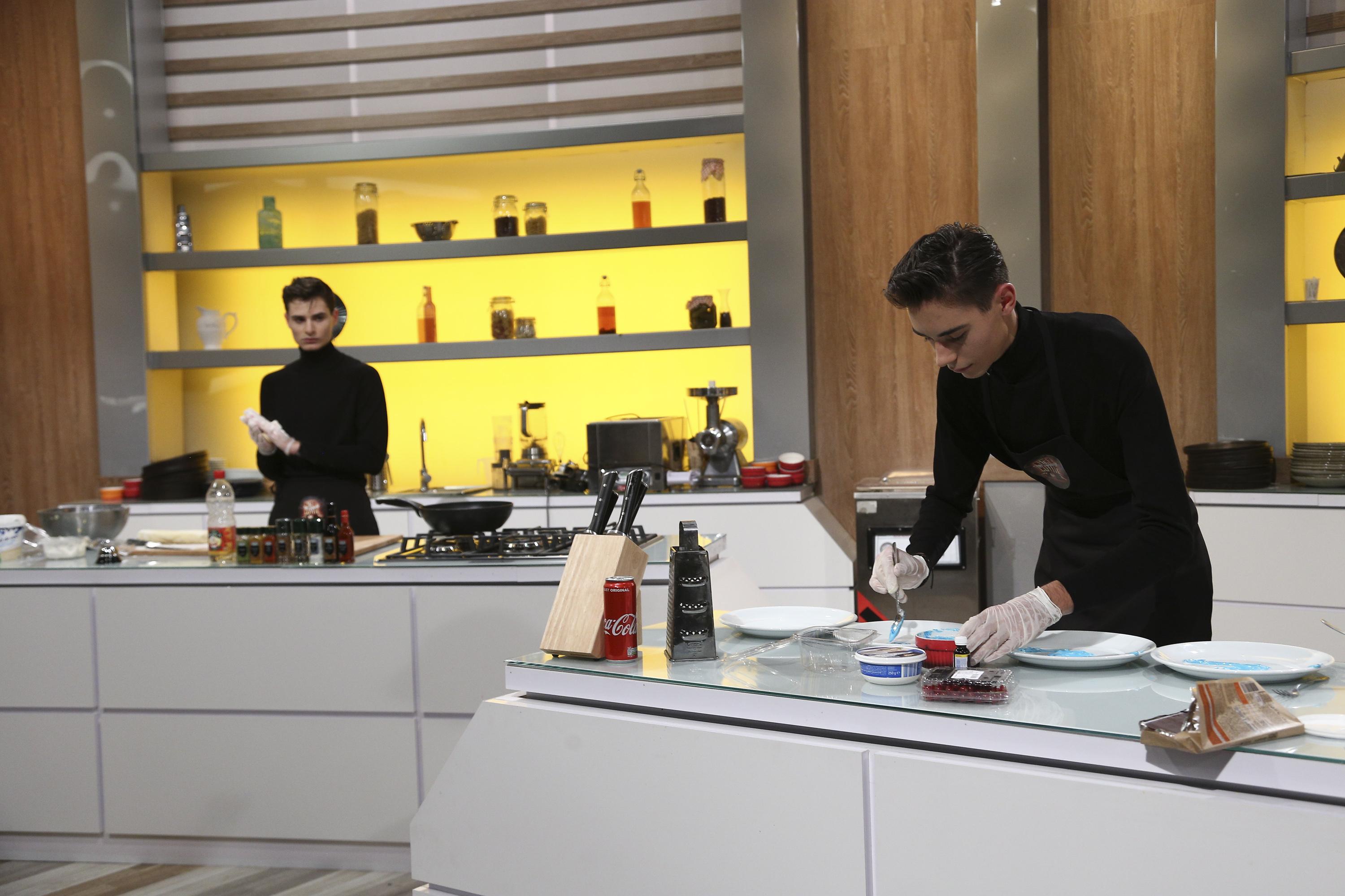 Mihai și Adrian Anghel gătind la chefi la cuțite