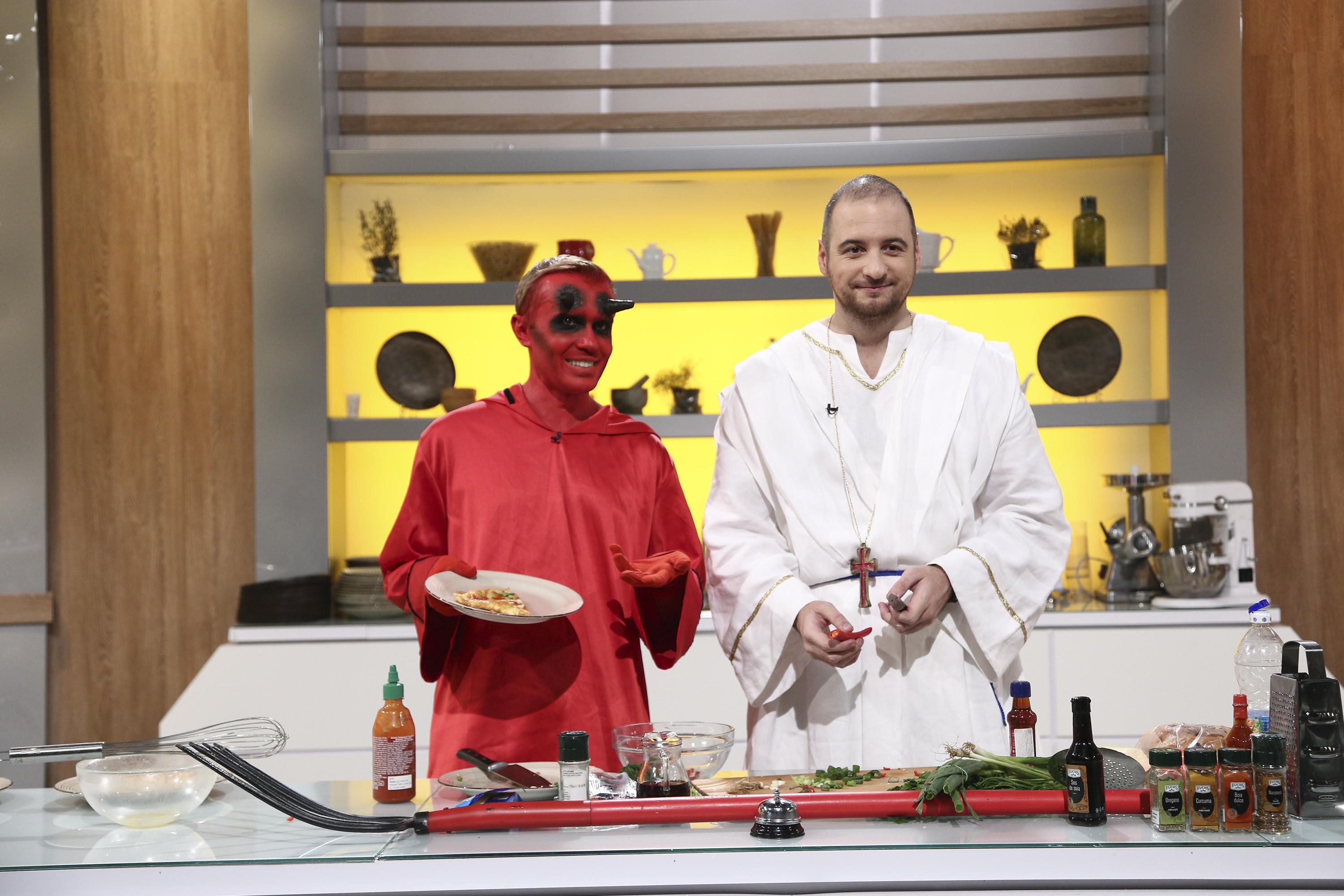 Ionuţ Rusu şi Andrei Ciobanu gătind la Chefi la cuțite, sezonul 9