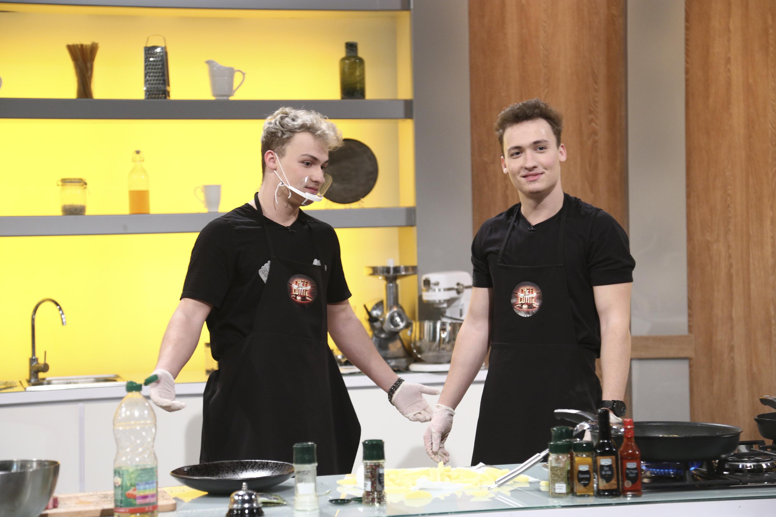 Vlad și Cristi Munteanu în bucătăria „Chefi la cuțite”