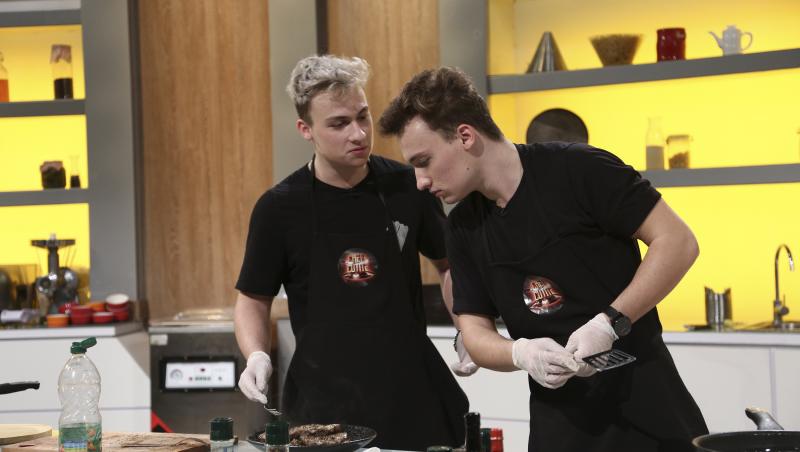 Vlad și Cristi Munteanu în bucătăria „Chefi la cuțite”