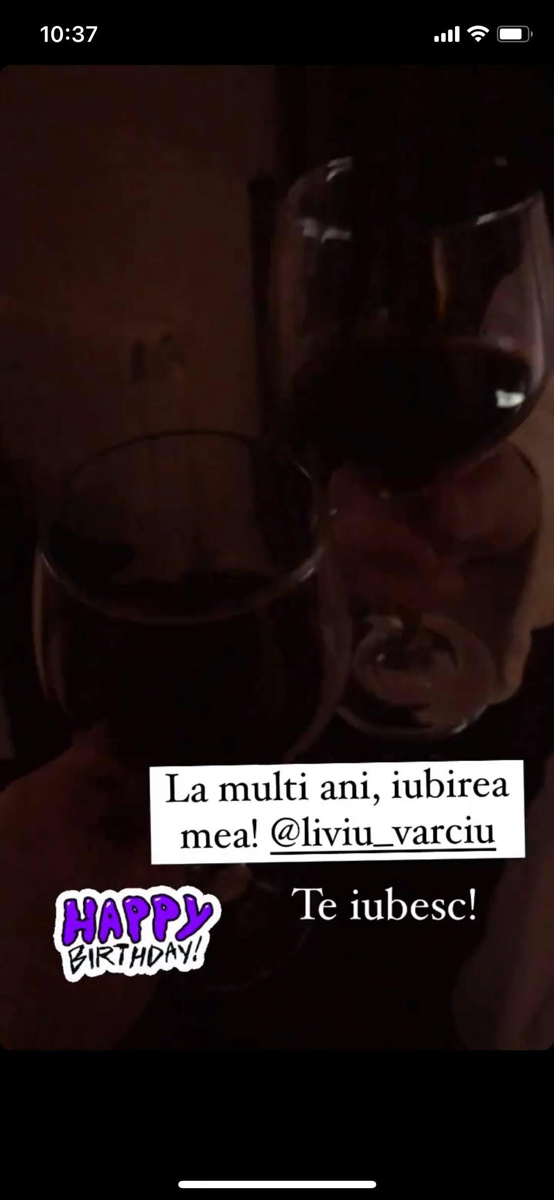 doua pahare de vin și doua persoane care ciocnesc