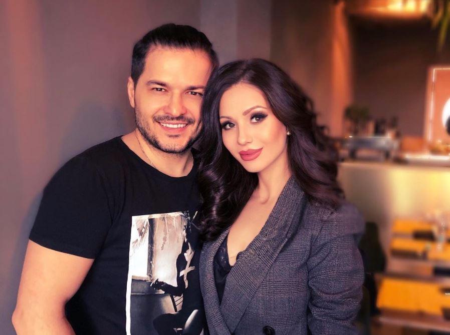 Liviu Vârciu și Anda Călin apropiați, el într-un tricou negru, ea într-un sacou gri