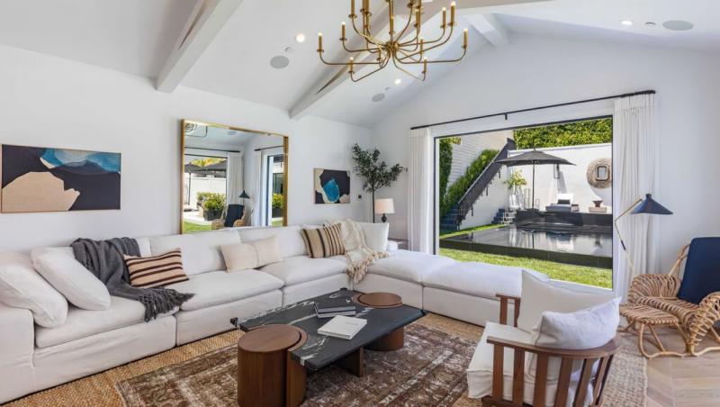 Rihanna și-a cumpărat o vilă pe coasta Beverly Hills pe care a dat aproape 14 milioane de dolari