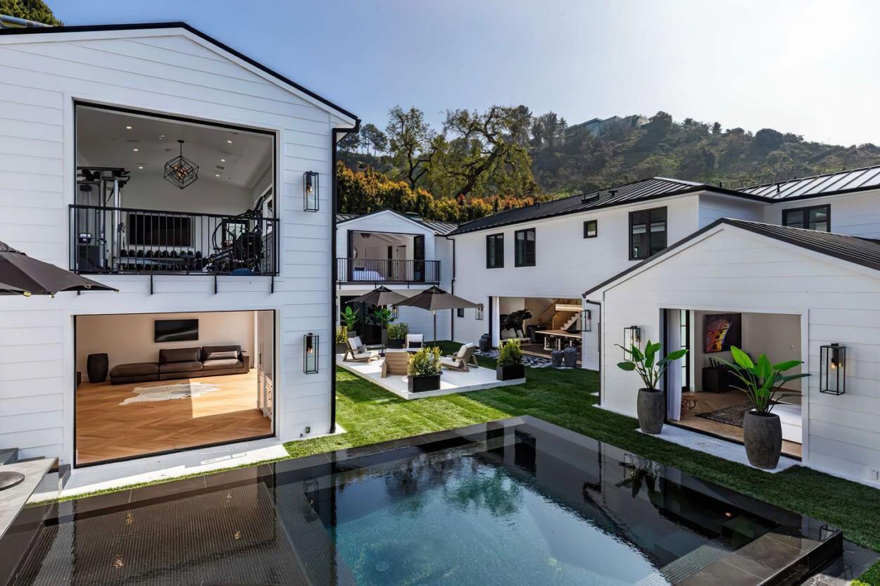 casa din exterior, cu piscina, garaj si terasa spectaculoasa