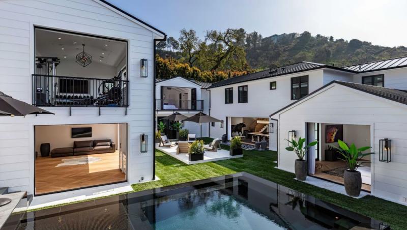 Casa uriașă, care are cinci dormitoare și șapte băi, este situată într-o zonă extrem de râvnită din Beverly Hills