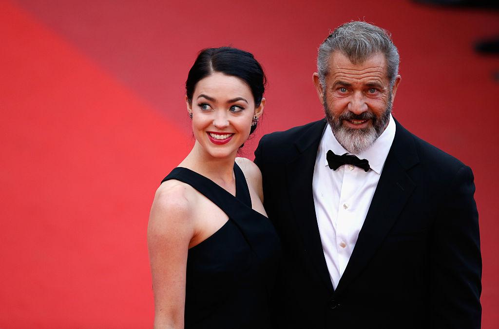 mel gibson si rosalind ross in fata fotografilor, astept sa termine de facut pozele