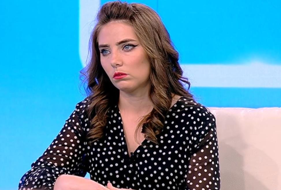 Veronica Stegaru, într-o bluză neagră cu buline albe, în platoul emisiunii Acces Direct