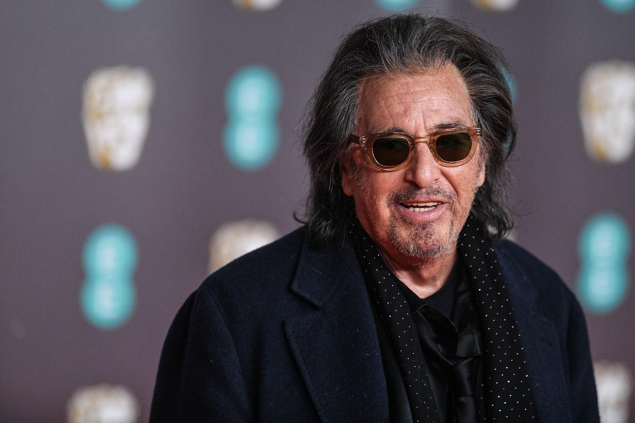 al pacino cu ochelari in timp ce poarta haine negre