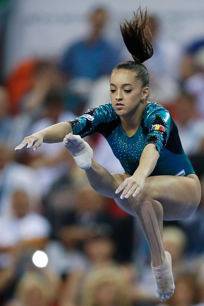 Larisa Iordache, în timpul unui exercițiu de gimnastică, în 2014