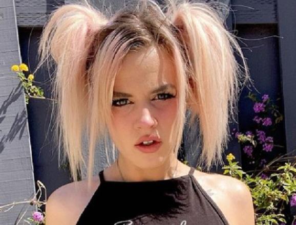 O femeie s-a trezit cu poliția la ușă, după ce vecina a reclamat-o pentru ținuta indecentă! Cum a apărut pe stradă