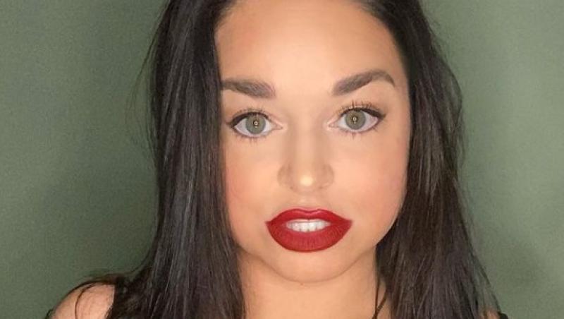 Samantha Ramsdell cu ruj roșu pe buze, într-un selfie de pe Instagram