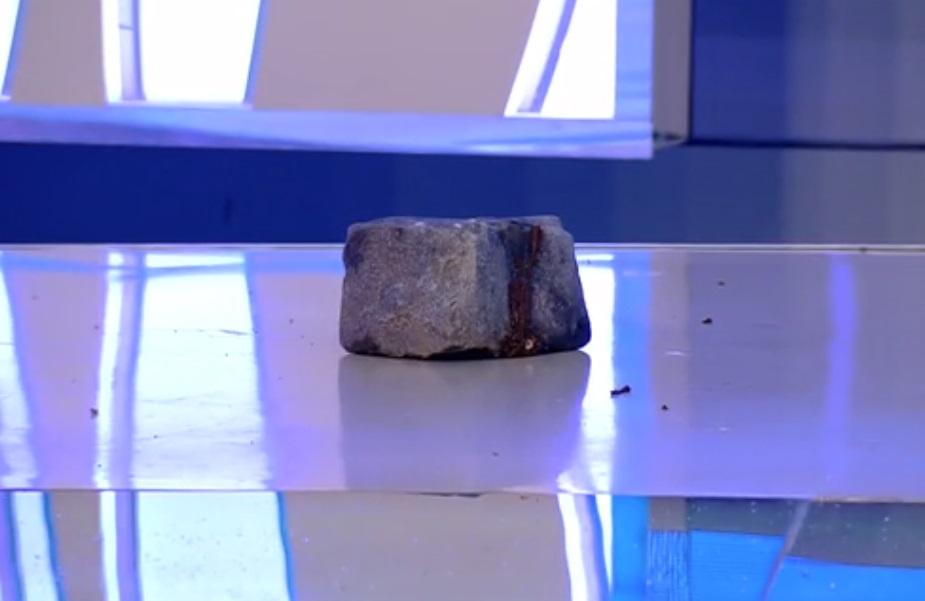 pietroi imens cu care a fost atacata mirela vaida, acces direct, podea albastra