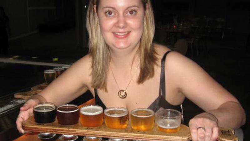 Samantha Hoult ținând niște halbe de bere în mâini