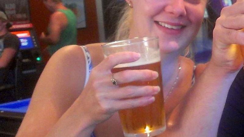 Samantha Hoult bând o halbă de bere