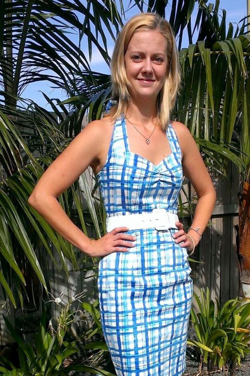 Samantha Hoult în rochie albastră, după ce s-a lăsat de băut alcool
