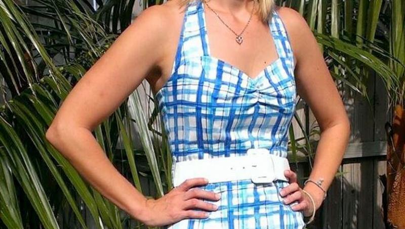 Samantha Hoult în rochie albastră, după ce s-a lăsat de băut alcool