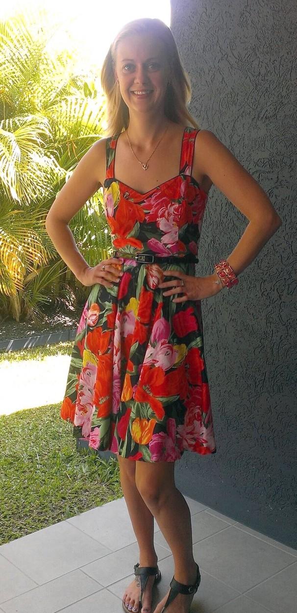 Samantha Hoult în rochie roșie, după ce a învins alcoolismul