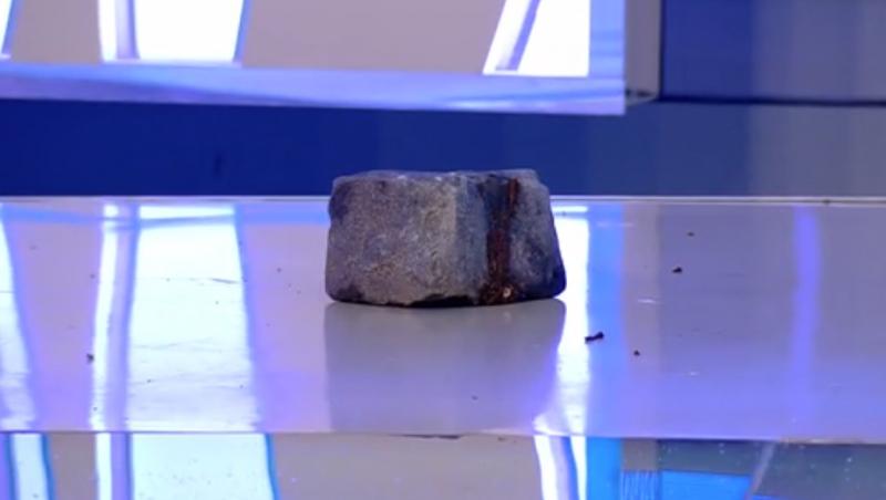 Mirela Vaida a fost atacată cu acest pietroi imens în timpul emisiunii Acces Direct