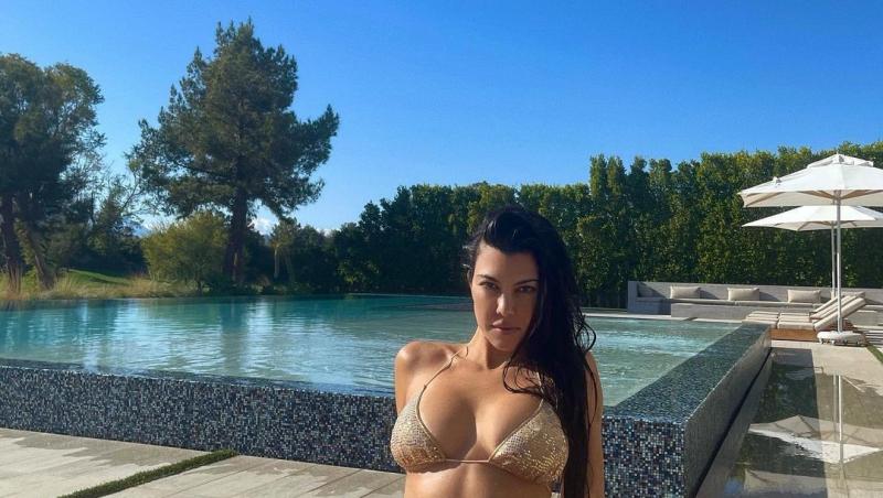 Korutney Kardashian s-a fotografiat tot în bikini, lângă piscină
