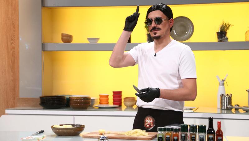 George Tănase într-un tricou alb și ochelari de soare, prepara mancare în bucătăria chefi la cuțite