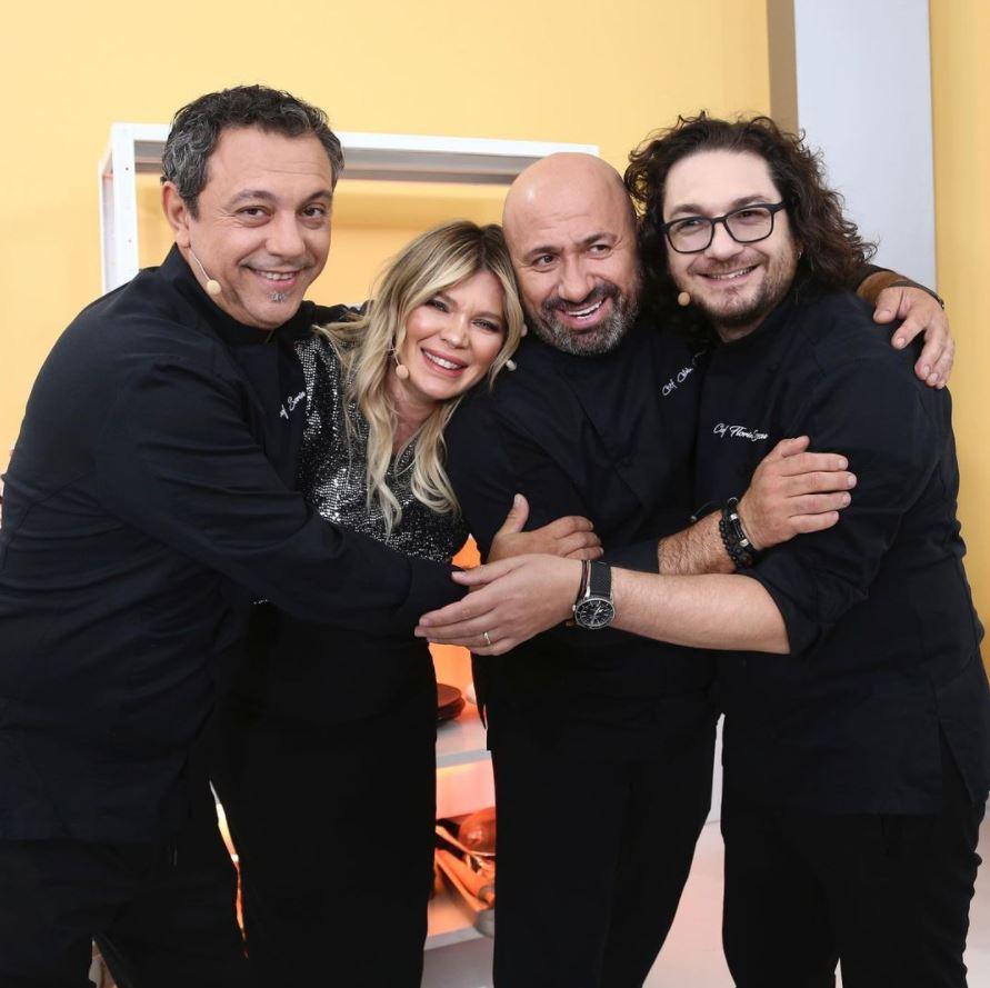 Sorin Bontea, Florin Dumitrescu și Cătălin Scărlătescu în tunici negre, dar și Gina Pistol în rochie neagra