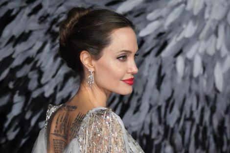 Angelina Jolie a vândut pe bani grei cel mai prețios cadou de la Brad Pitt. De ce obiect a vrut să scape