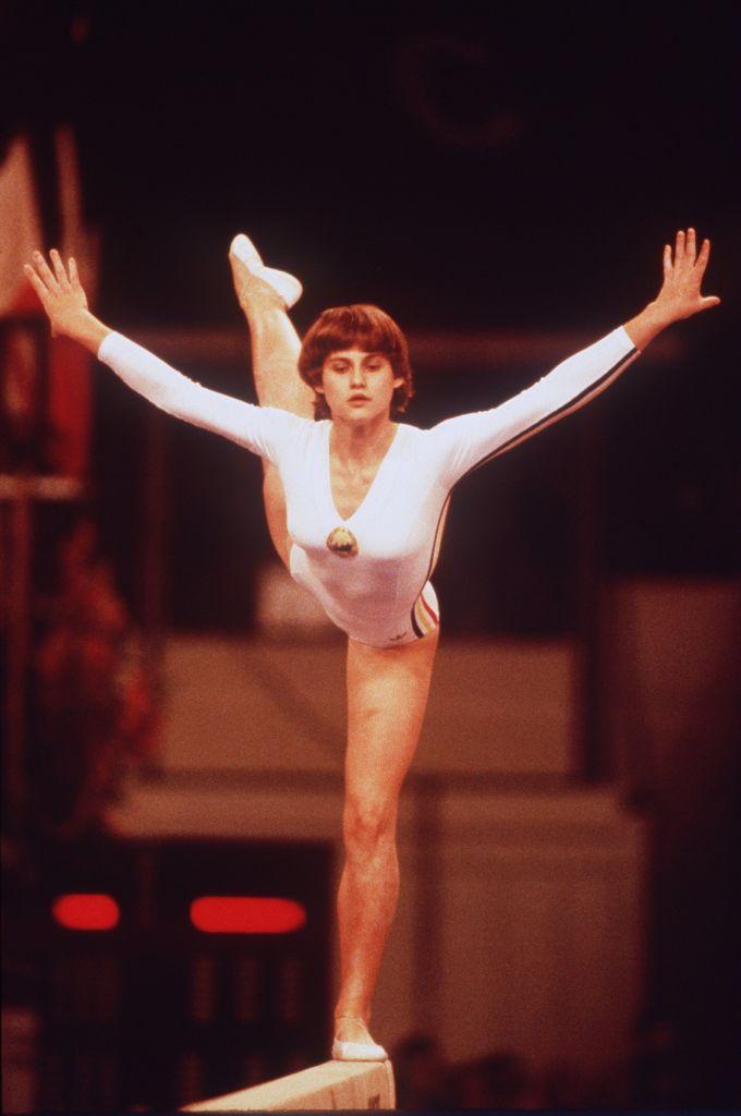 Nadia Comăneci, exercițiu de gimnastică, la începutul carierei