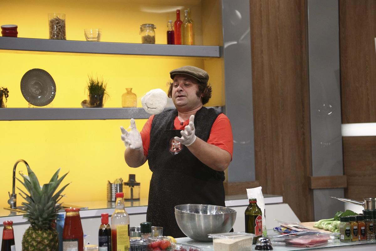 Actorul Marius Damian, într-un tricou portocaliu, gătind la Chefi la cuțite