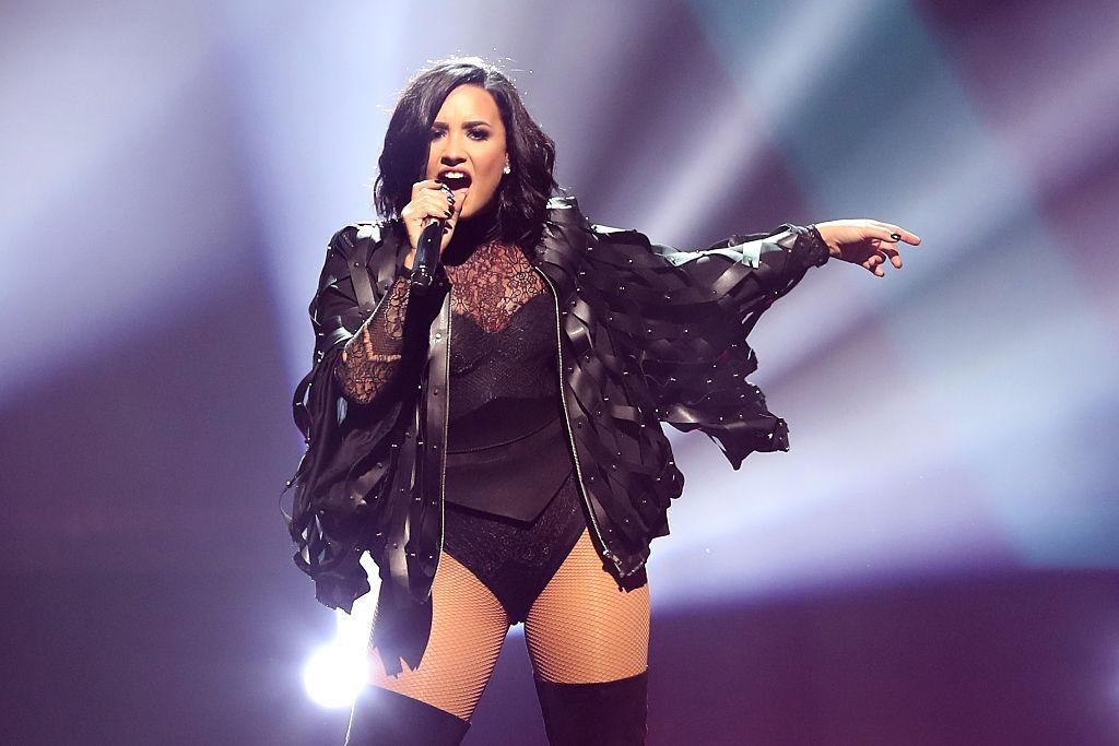Demi Lovato, pe scenă, într-o ținută neagră