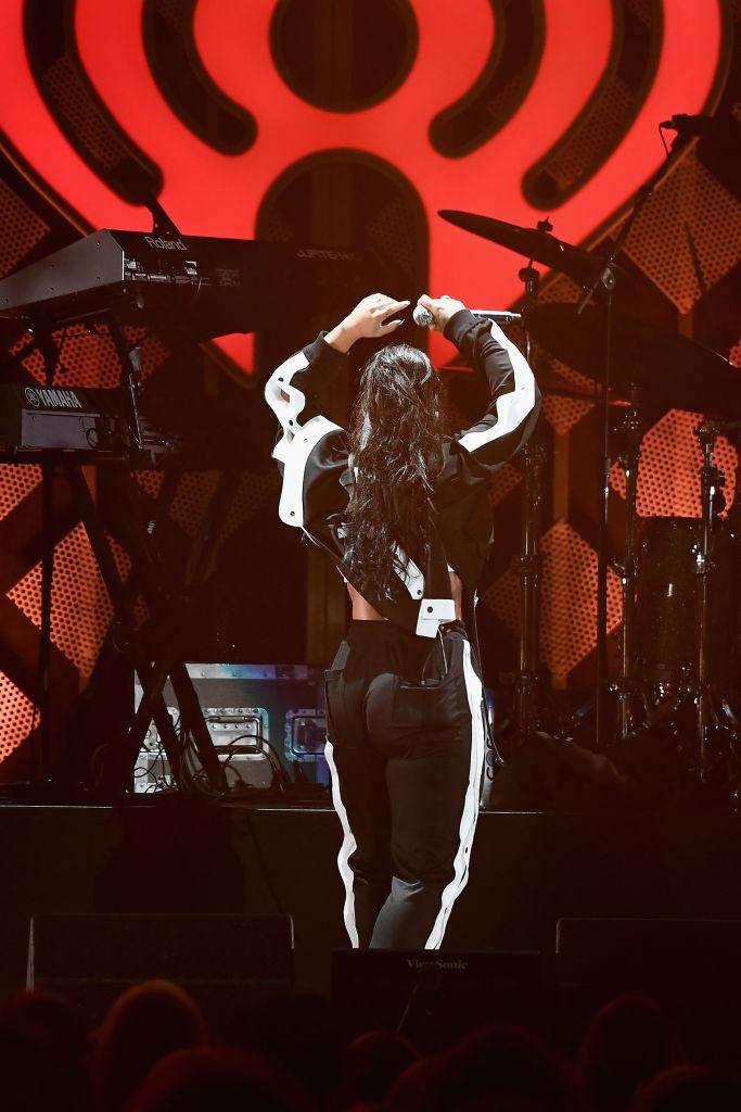 Demi Lovato, dansând, pe scenă