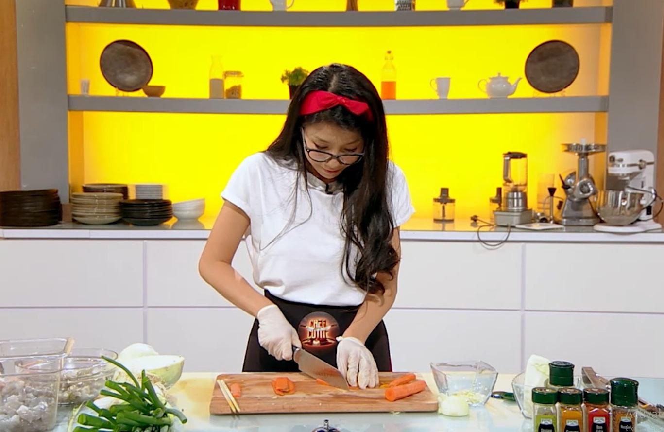 Bui Hong Nhung gătind la Chefi la cuțite, sezonul 9