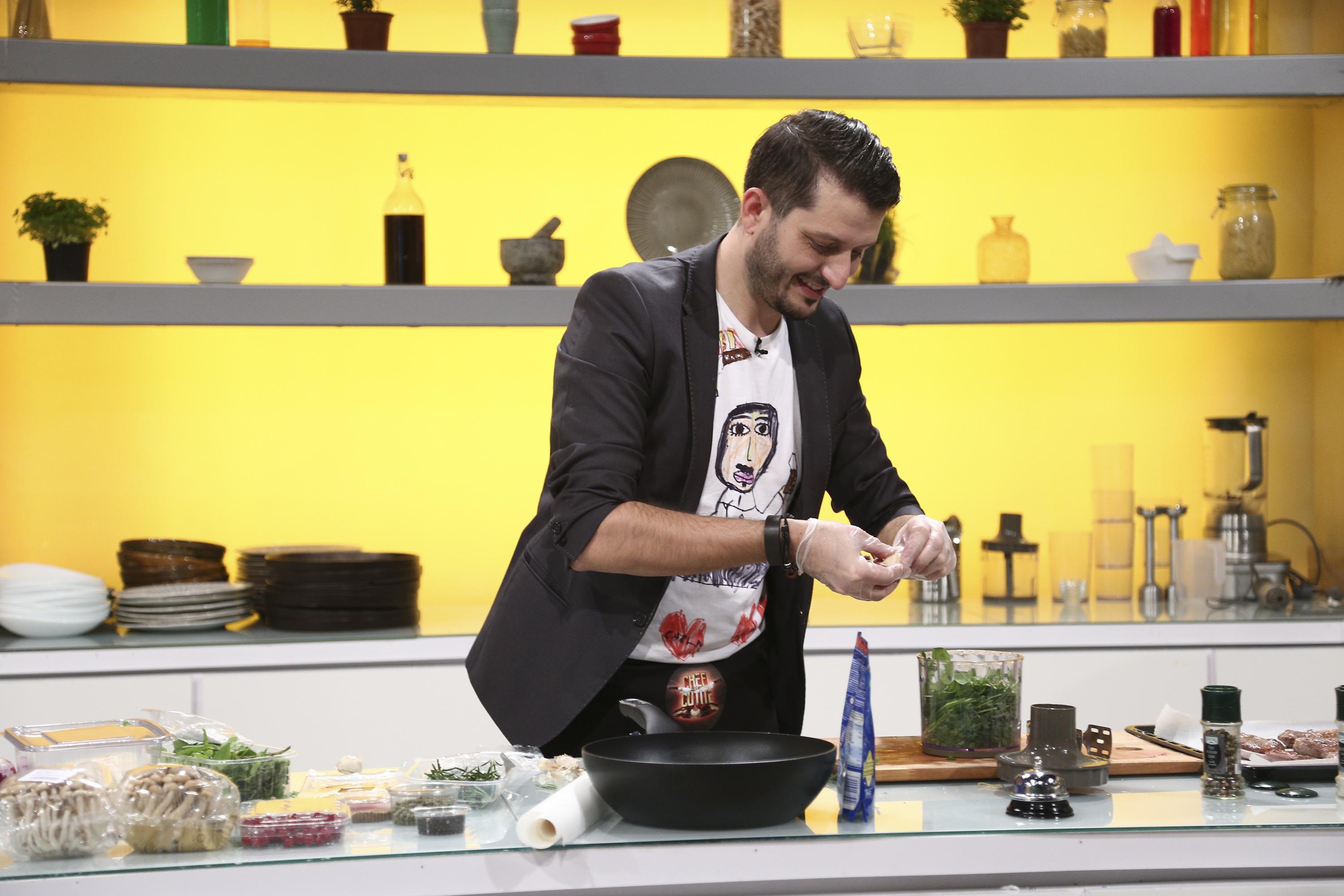 Răzvan Niculescu gătind la Chefi la cuțite
