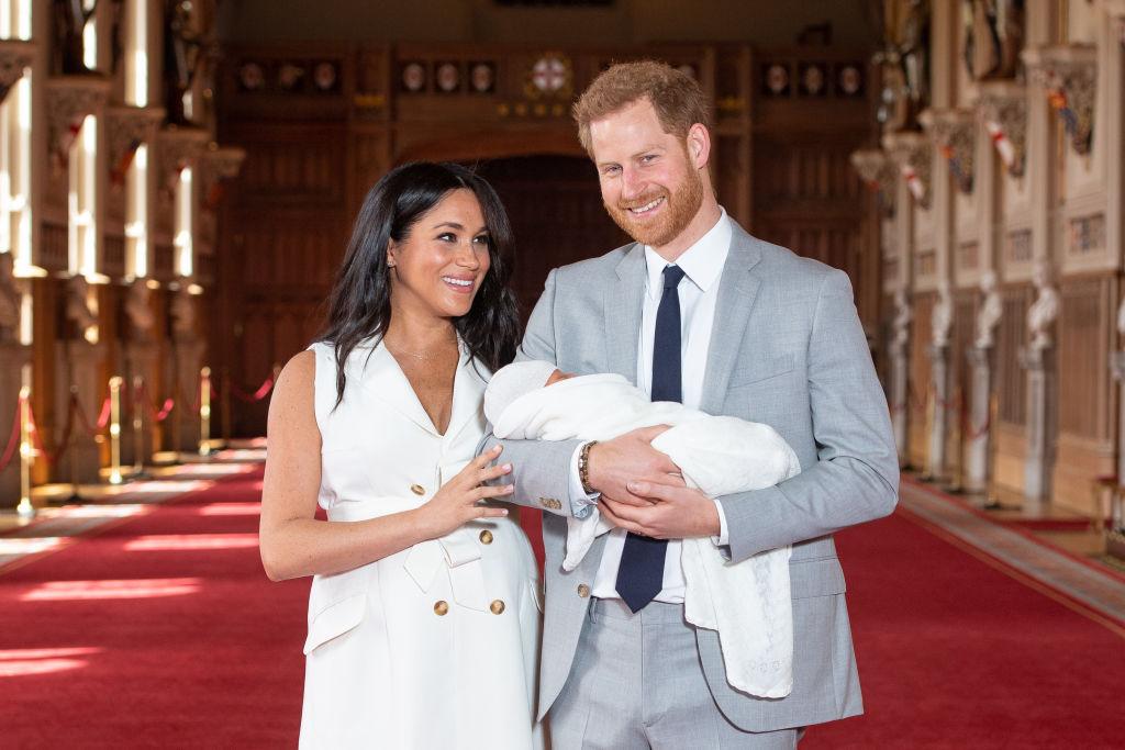 meghan markle si printul harry cu archie in brate