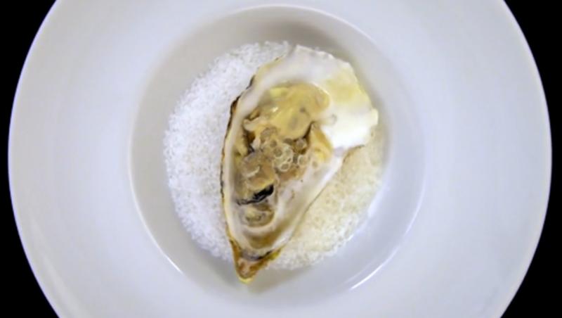 Stridie în spuma mării, prezentată la Chefi la cuțite, într-o farfurie albă