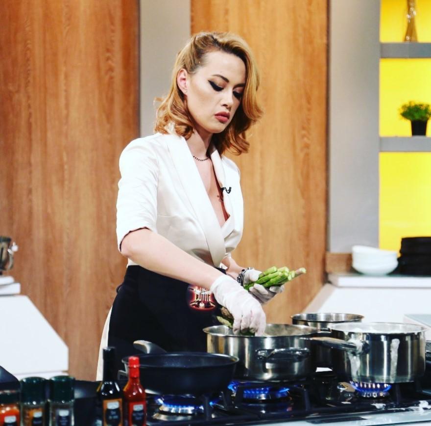 Jasmina Obradov,într-o cămașă albă, la Chefi la cuțite