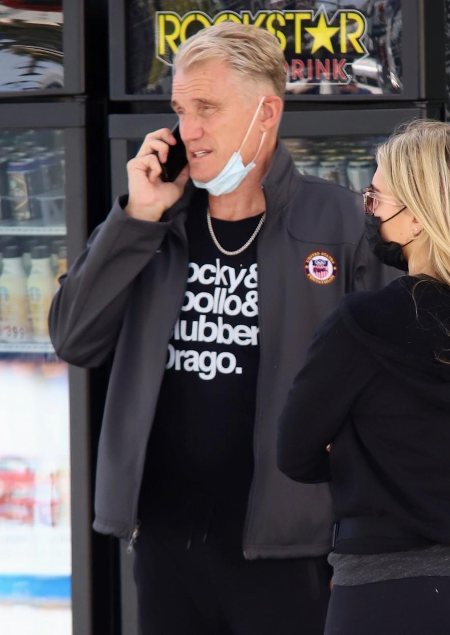 dolph lundgren vorbeste la telefon cand iubita emma krokdal e langa el