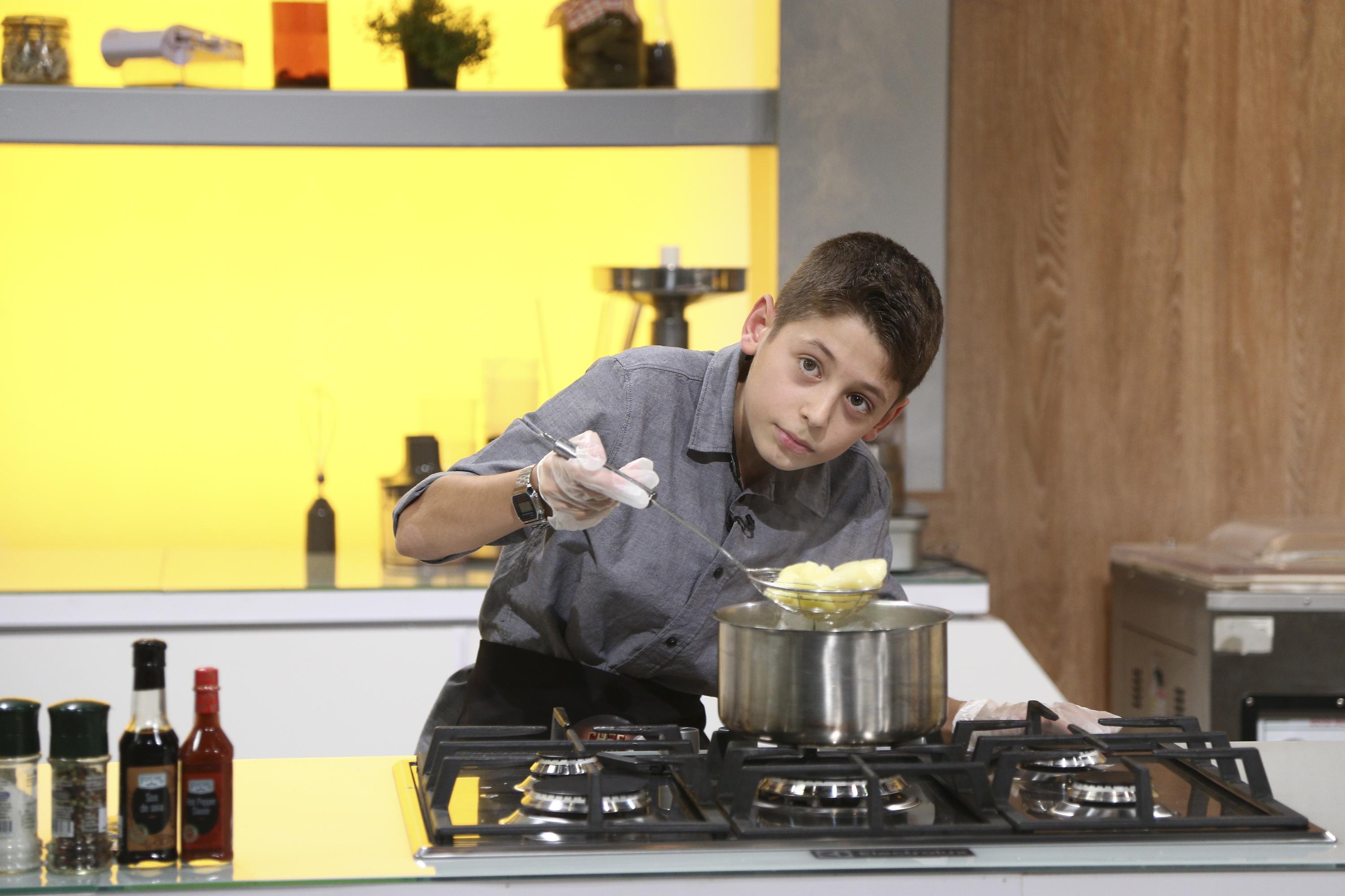Matei Godeanu gătind în bucătăria chefi la cuțite