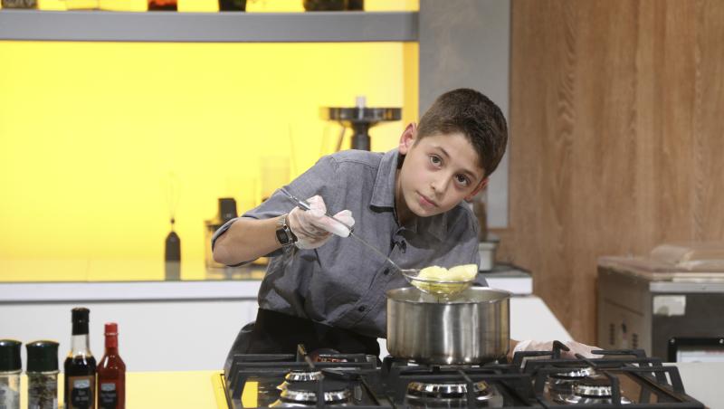 Matei Godeanu i-a impresionat pe jurații „Chefi la cuțite” cu pasiunea sa pentru bucătărie