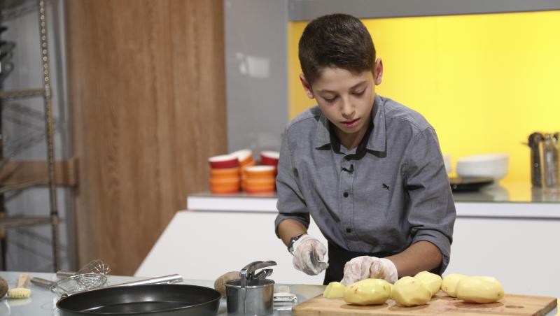 Matei Godeanu gătind în bucătăria Chefi la cuțite