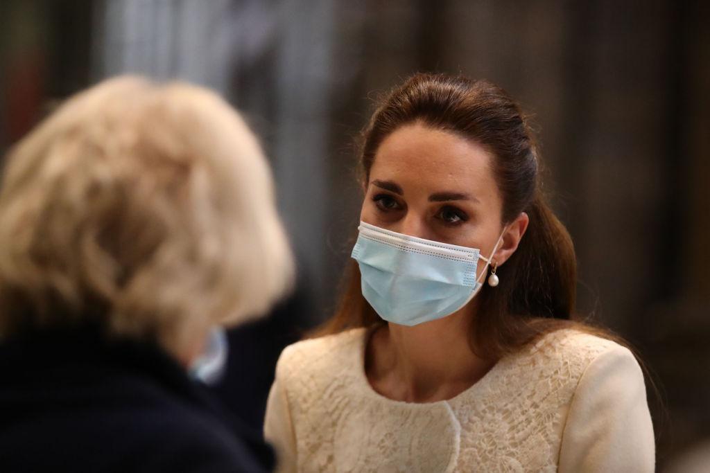 Ținuta aleasă de Kate Middleton, Ducesa de Cambridge, pentru a vizita un centru de vaccinare. A reușit să atragă atenția tuturor
