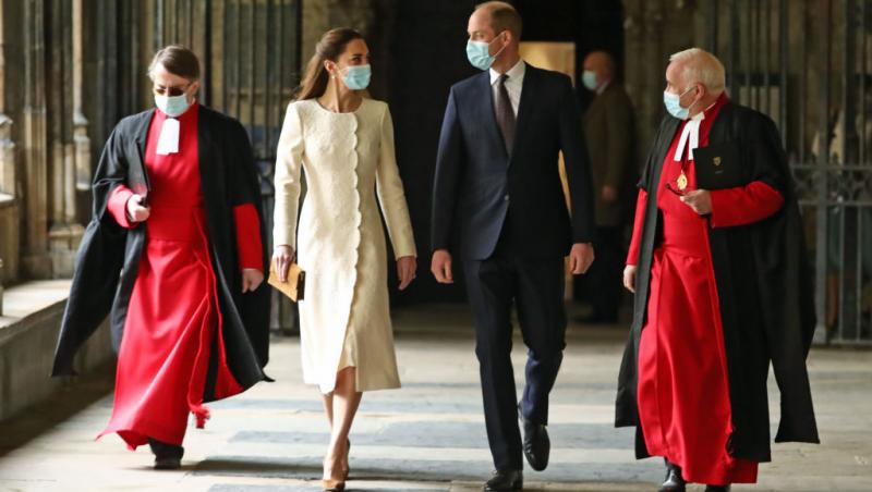 Ținuta aleasă de Kate Middleton, Ducesa de Cambridge, pentru a vizita un centru de vaccinare. A reușit să atragă atenția tuturor