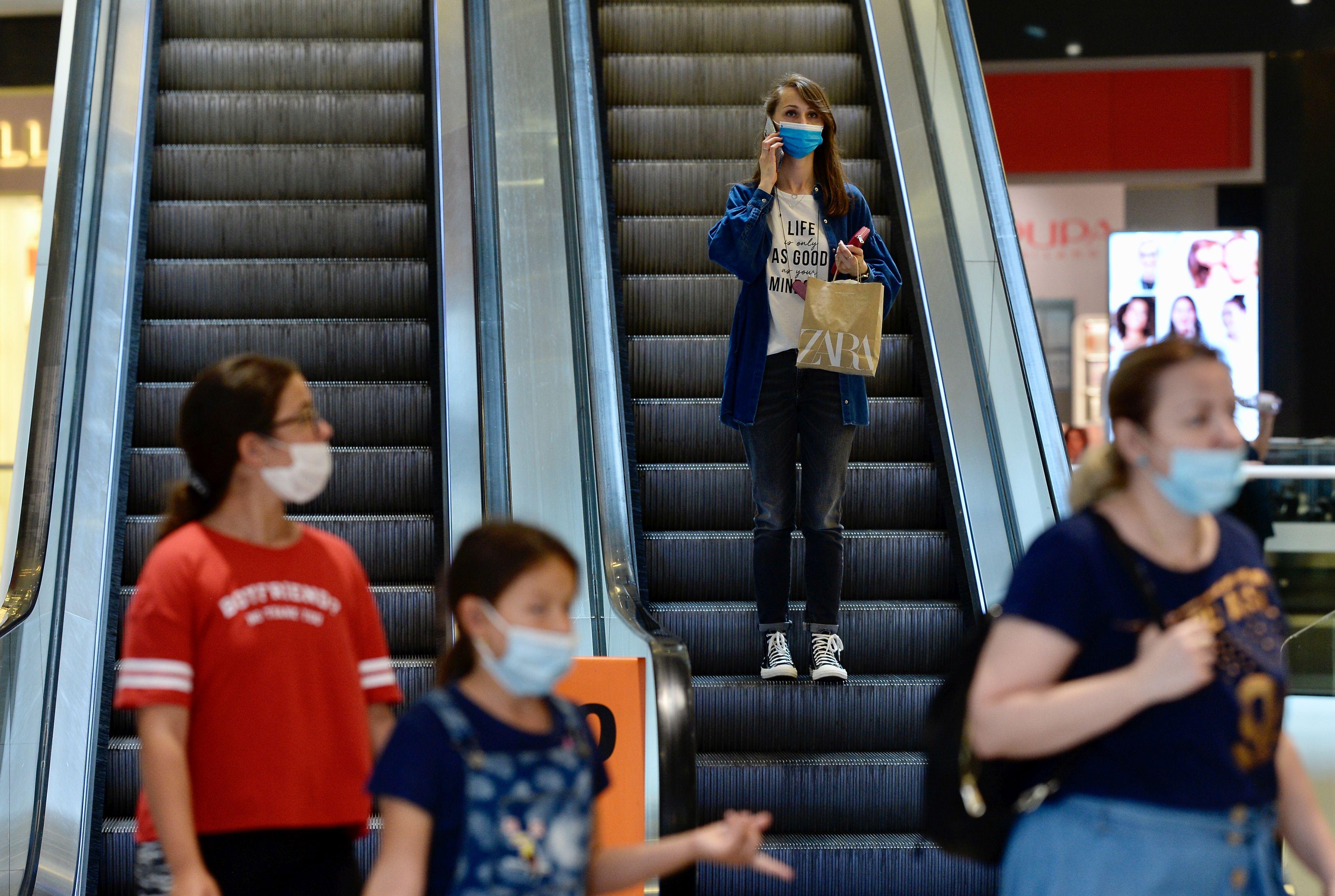 Primele restricții luate &icirc;n București. Mall-urile, supermarketurile și terasele se &icirc;nchid de m&acirc;ine mai devreme. Unde se aplică