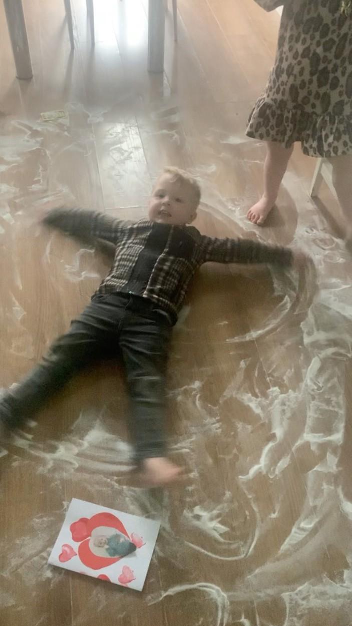 Băiatul lui Kim McCabe făcând îngeri de zăpadă în sufragerie, cu sare și zahăr