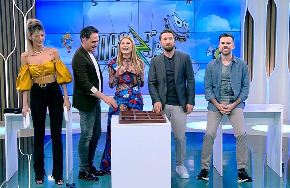Ramona Olaru, Răzvan SImion, Elena Gheroghe, Dani Oțil și Florin Ristei, în linie, la Neatza cu Răzvan și Dani